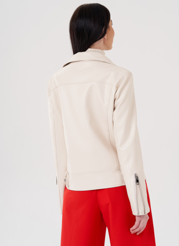 Светлая куртка косуха из эко кожи