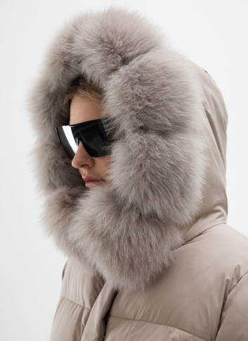 Короткий пуховик с капюшоном из меха песца