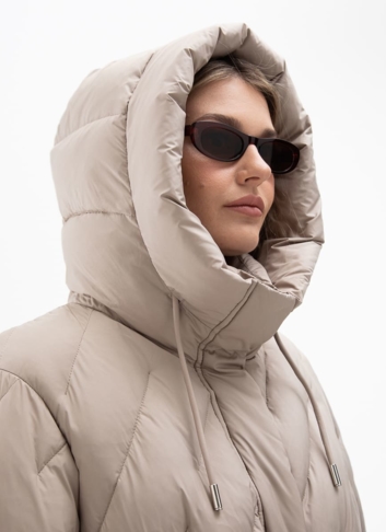 Женский пуховик бежевого цвета с капюшоном