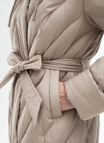 Женский пуховик бежевого цвета с капюшоном