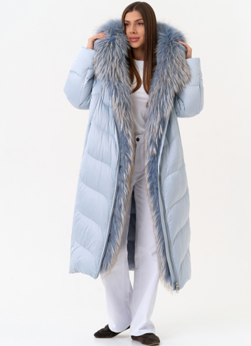 Женский пуховик голубого цвета с отделкой из меха лисы