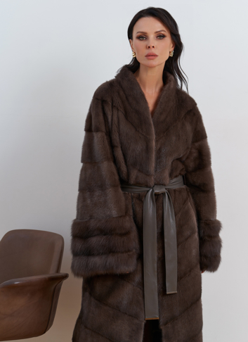 Женская длинная шуба с отделкой из меха куницы