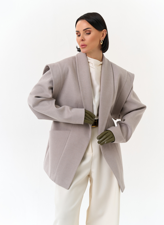 Женское укороченное пальто с акцентными плечами