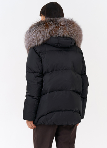 Женский пуховик с отделкой из меха блюфрост