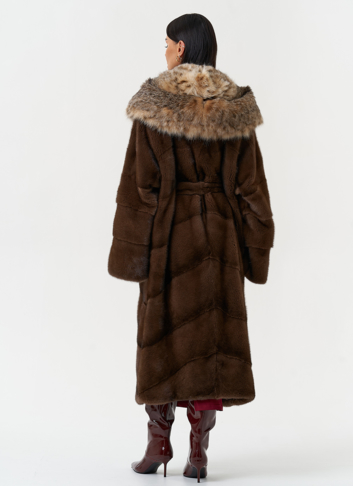 Женская шуба из меха норки с капюшоном из меха рыси