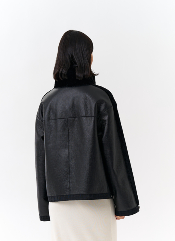 Короткая двухсторонняя дубленка в черном цвете