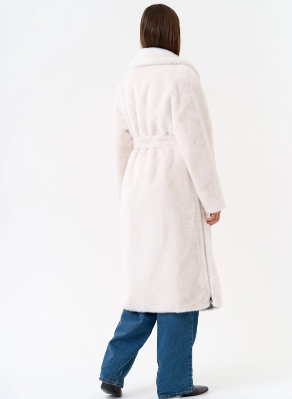 Женское пальто из эко меха с декоративными молниями фото