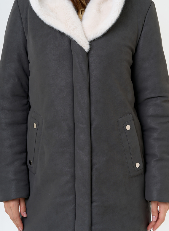 Пуховик из эко кожи с капюшоном из эко меха