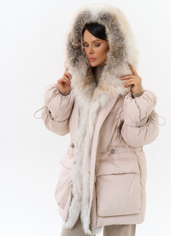 Женский пуховик с капюшоном из меха лисы
