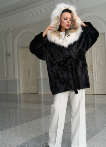 Женская шуба из меха норки с капюшоном из меха рыси