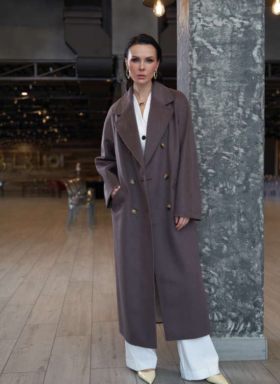 Длинное двубортное пальто с английским воротником