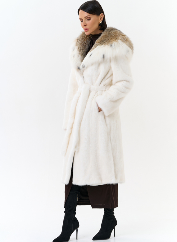 Шуба из белой  норки с капюшоном из рыси