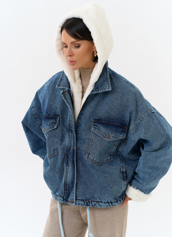 Женская утепленная джинсовая куртка с отделкой из эко меха