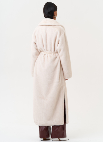 Женское пальто из эко меха молочного цвета