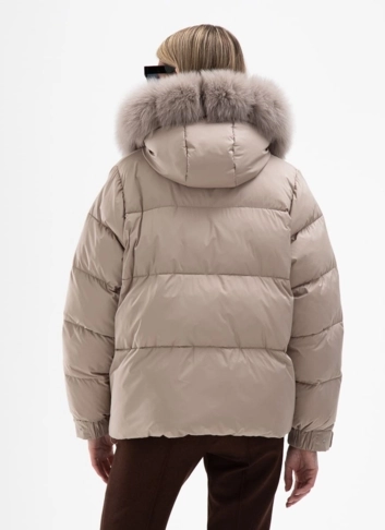Короткий пуховик с капюшоном из меха песца