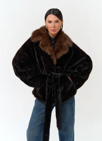 Женская куртка из эко меха с английским воротником