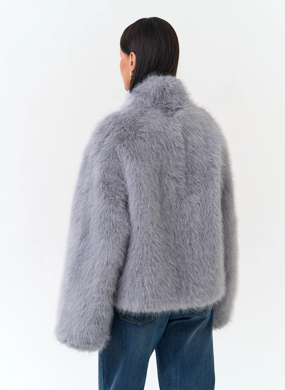 Женская короткая куртка из эко меха фото