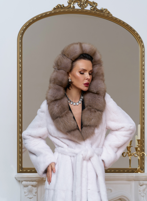Белая шуба из норки с куницей