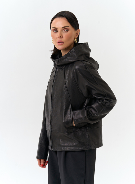 Женская куртка из натуральной кожи с капюшоном