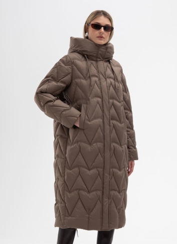 Женский пуховик коричневого цвета