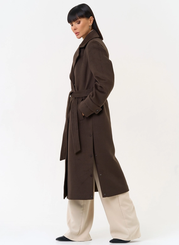 Женское пальто с английским воротником
