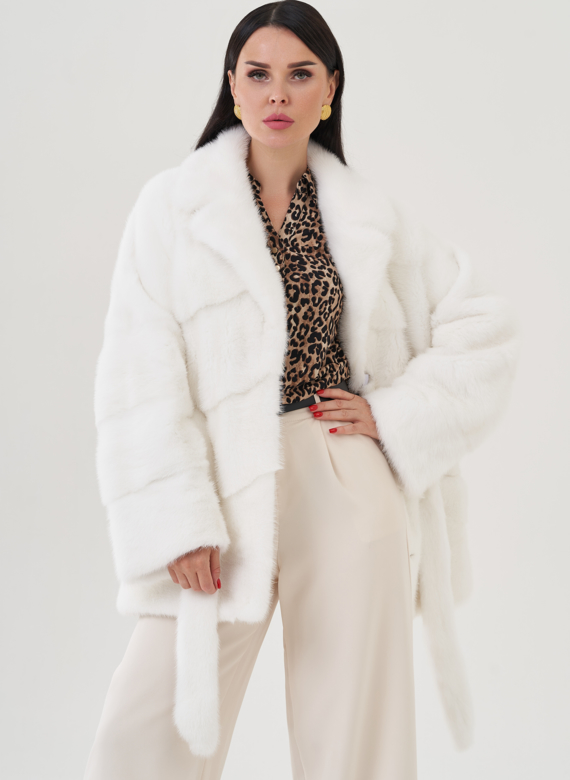 Шуба из меха норки белого цвета