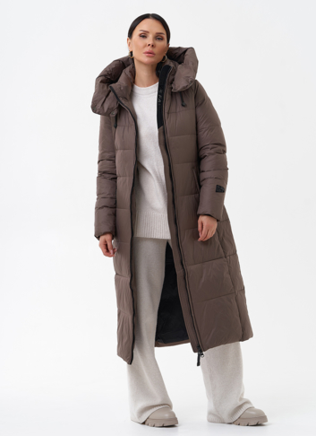 Длинный пуховик бежевого цвета