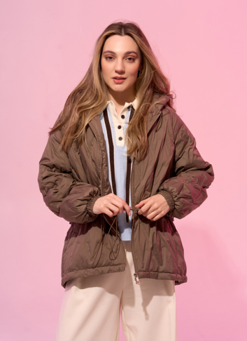 Женская куртка в коричневом цвете с капюшоном
