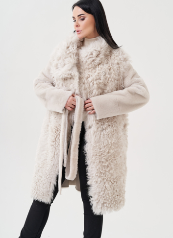 Женская дубленка бежевого цвета 