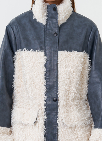 Жакет синего цвета с эко мехом