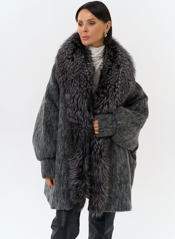 Женский удлиненный пуховик с отделкой из меха чернобурки