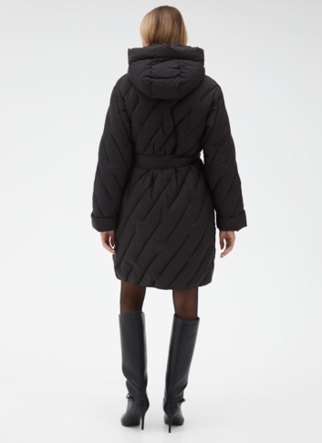 Женский пуховик черного цвета с поясом