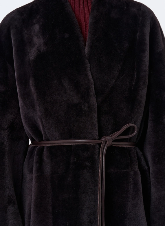 Женская двухсторонняя дубленка с декоративным поясом